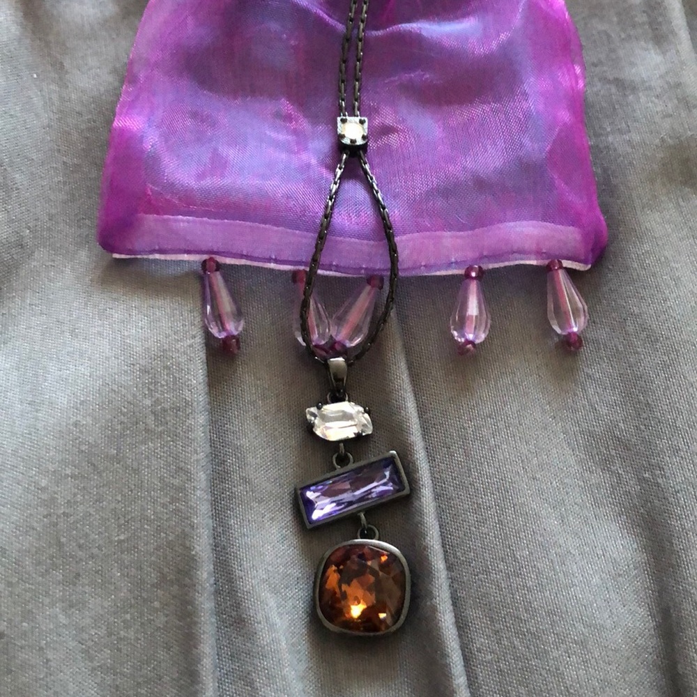 Beautiful short necklace with drop stones.